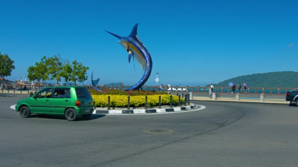 Standbeeld van een blauwe marlijn staat in het midden van een cirkel verkeer in Kota Kinabalu. Maleisië — Stockvideo