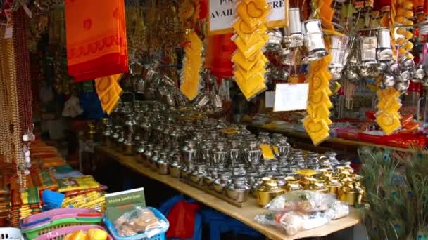 Urnas de metal y otras mercaderías religiosas en una tienda en el barrio indio de Singapur — Vídeos de Stock