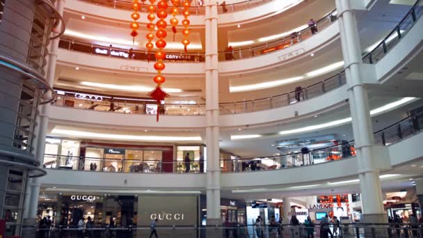 Lanterne giganti di carta appese al soffitto come acquirenti Passeggiate attraverso il centro commerciale Suria KLCC a Kuala Lumpur. Malesia — Video Stock