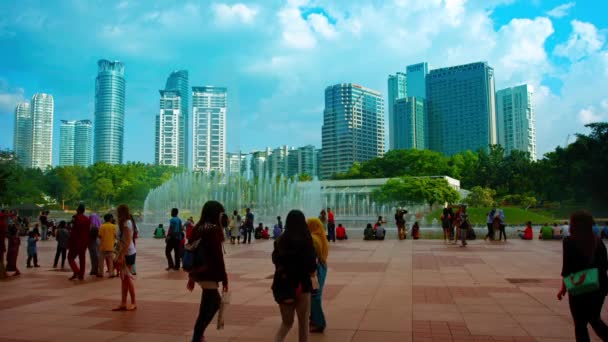 The Famous Lake Symphony Fountains at KLCC Park in Downtown Kuala Lumpur (em inglês). Malásia — Vídeo de Stock