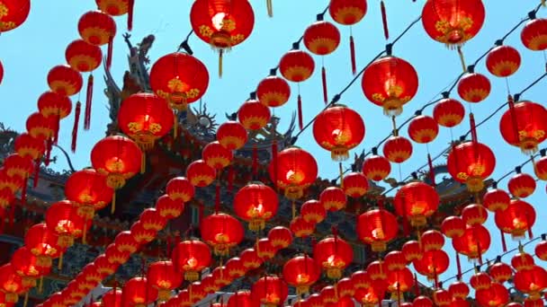 Dussintals kinesiska papperslyktor. Hängde i långa rader framför Thean Hou Temple i Kuala Lumpur. Malaysia — Stockvideo