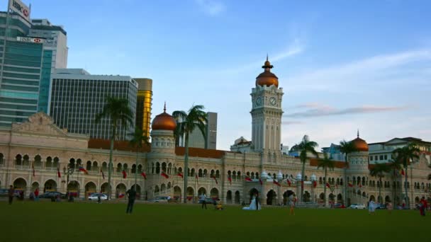 Verzierte Regierungsgebäude am Merdeka-Platz in der Innenstadt von Kuala Lumpur. Malaien — Stockvideo