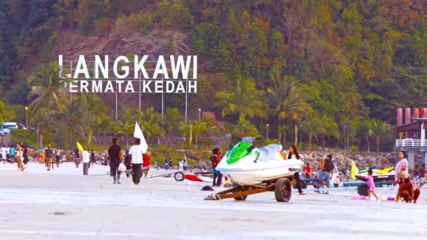 Turistas paseando por la hermosa playa tropical de Langkawi Malasia al final de la tarde . — Vídeos de Stock