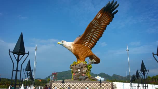 Riesige Adlerstatue am zentralen Pier von Langkawi Malaysia. — Stockvideo