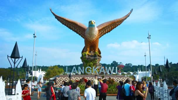 Enorma eagle staty på Dataran Lang nära stadens centrala pier. — Stockvideo