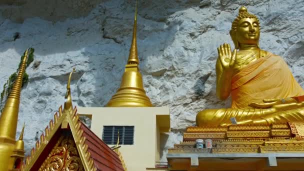 Nagy. arany színű buddha szobor Wat Tham Kisap kívül. egy Thai templom, Langkawi, Malajzia. — Stock videók