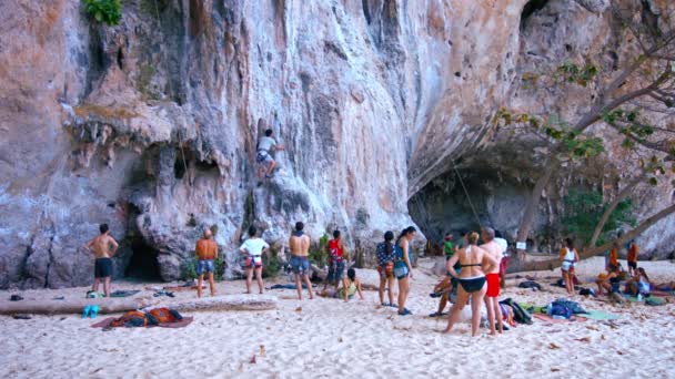 I turisti aspettano il loro turno per scalare la faccia tagliente di un Seacliff di calcare a Railay Beach in Thailandia — Video Stock