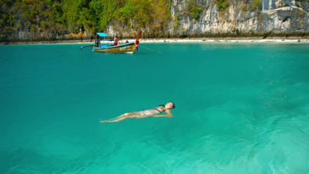 Turist flyter på rygg i Crystal Clear. Tropisk blå vatten på ön Phi Phi i Thailand — Stockvideo