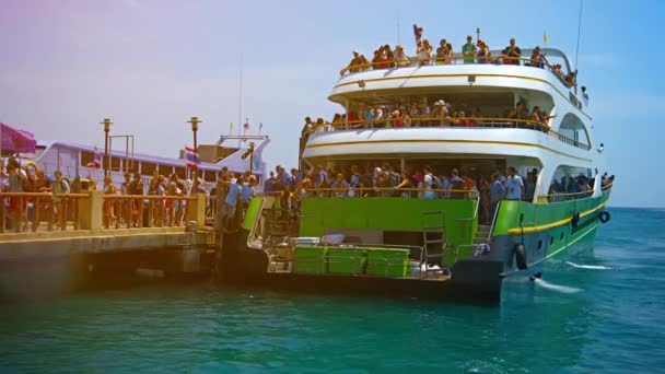 Menigte van toeristen uitstappen van een grote Tour boot op Phi Phi eiland in Thailand — Stockvideo