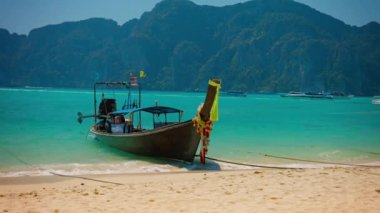 Tayland'da Tropik Plajda Güzel Dekore Edilmiş Longtail Boat