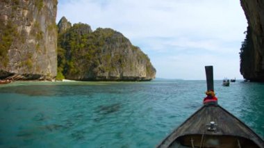 Tur Tekneler Tayland Phi Phi Adası kapalı Kayalar arasında Dar Bir Geçit Birbirlerine Pass