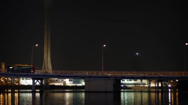Trafik Macau Kulesi altında Gece Meşgul Köprü Crossing