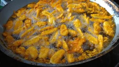 Geleneksel Güneydoğu Asya Sweets Frying bir Streetside Satıcı Standında