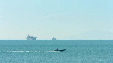 Motorboat Arka Planda Büyük Comercial Gemiler ile Düz Deniz Haçlar