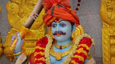 Bir Tapınakta Mavi Derili Hindu Tanrısı'nın Detaylı Heykeli