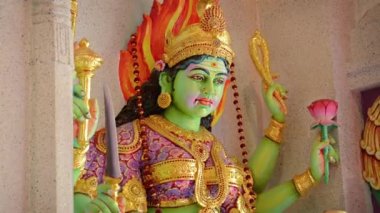 Bir Tapınağın İçinde Yeşil Derili Hindu Tanrıçası Heykeli
