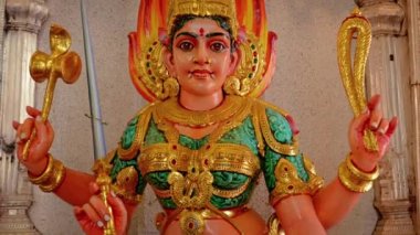 Bir Tapınağın İçindeki Hindu Tanrıçasının Renkli Boyalı Heykeli