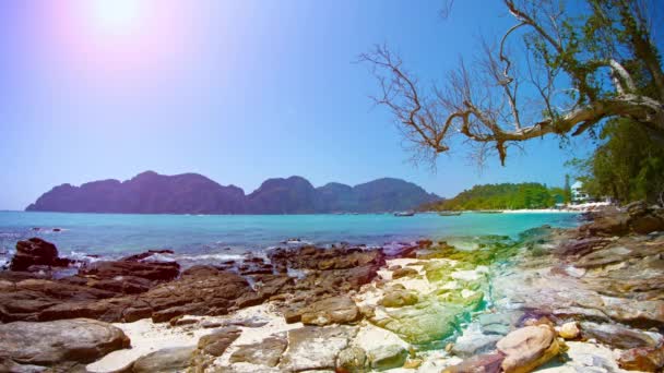Mooie. Rocky. Tropisch strand in Thailand — Stockvideo