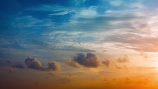 Coucher de soleil tropical coloré avec nuages gonflés — Video