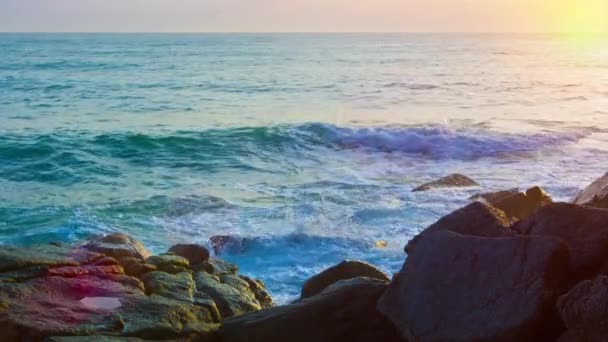 Κύματα συντριβή πάνω από μια βραχώδη τροπική παραλία ως Sunset προσεγγίζει — Αρχείο Βίντεο