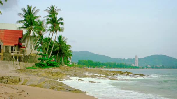 Vågor tvätta över en stenig strand på Tropical Resort — Stockvideo