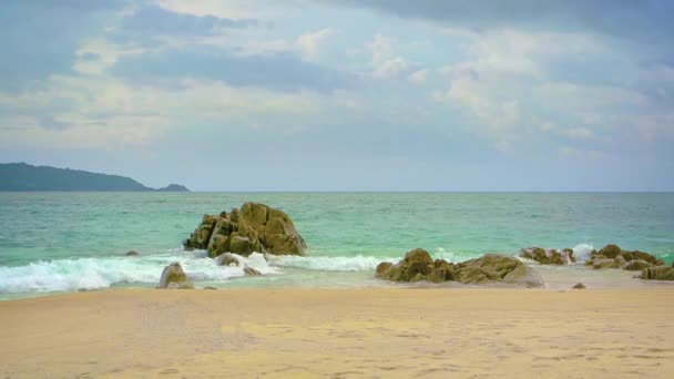 Tropischer Felsstrand an einem bewölkten Tag — Stockvideo