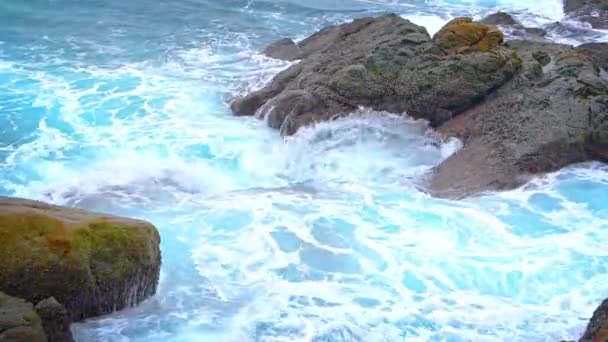 Océano Ondas que se estrellan sobre rocas con sonido — Vídeos de Stock