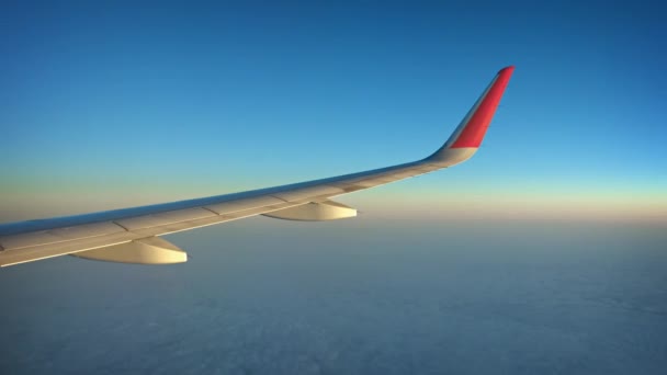 Vue aérienne de haute altitude d'une aile d'avion au-dessus d'un horizon nuageux 