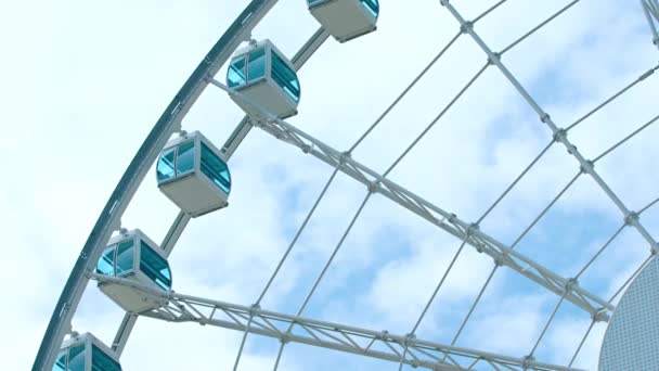 Giant Ferris Wheel gira lentamente contra um céu nublado — Vídeo de Stock