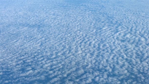 Luchtfoto van altocumulus wolken van bovenaf — Stockvideo