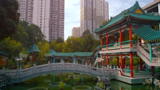 Wong Tai Sin Temple. with its Graceful Bridge over an Ornate Pond — ストック動画