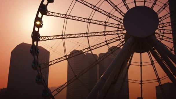 Riesiges Riesenrad dreht sich im Nebel. Licht am späten Nachmittag — Stockvideo