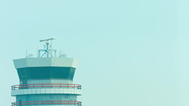 Antena de radar giratória no topo de uma torre de controle de tráfego aéreo — Vídeo de Stock