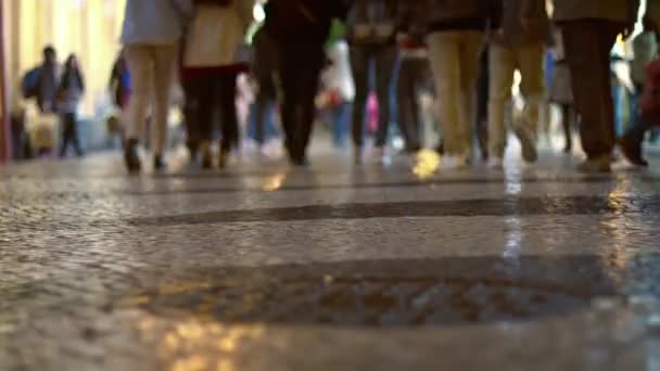 Timelapse. Disparo de bajo ángulo de peatones caminando por una plaza — Vídeo de stock