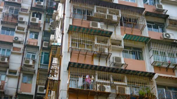 Vecchio. Ruggine facciata striata di un condominio in Asia — Video Stock