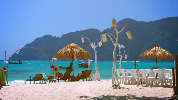 Turistas Descansando a la sombra en la isla Phi-Phi en Tailandia — Vídeo de stock