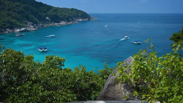 Com vista para os barcos turísticos em uma baía tropical — Vídeo de Stock