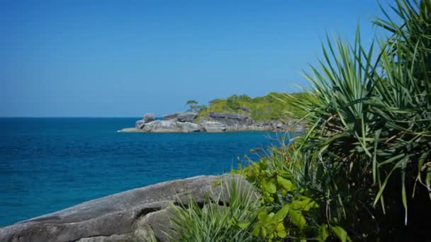 Praia rochosa ao longo de uma baía tropical natural — Vídeo de Stock