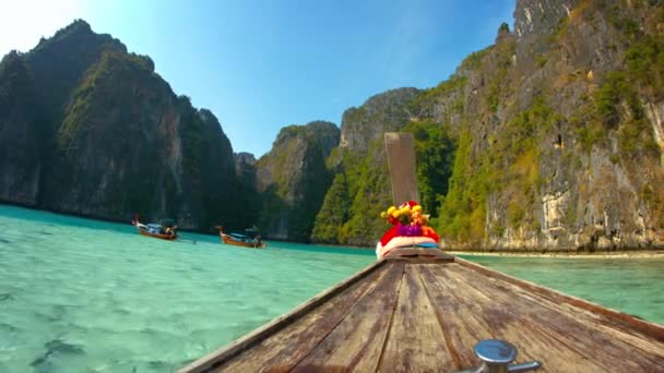 La cubierta gastada del tiempo de un barco de cola larga motorizado en Tailandia — Vídeo de stock