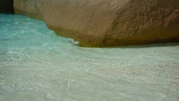 Мягкие волны в прозрачных тропических водах. с Боулдерсом. со звуком — стоковое видео