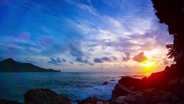 Coucher de soleil romantique depuis une grotte marine — Video