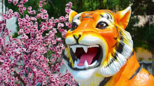 Detaljerad Tiger Staty utanför buddhistiska templet i Sydostasien — Stockvideo