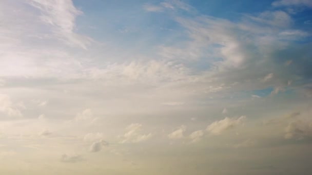 Bellissimo. Timelapse Shot of Fluffy Clouds Streaming attraverso il cielo — Video Stock