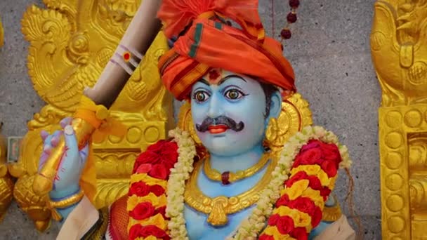 Gedetailleerde sculptuur van een blauwe gevild Hindoe godheid in een tempel — Stockvideo