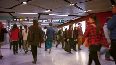 Soyut. Hong Kong şehir merkezinde yoğun bir metro istasyonunda yürüyen yolcuların yüksek hızlı hareket video. Çin.