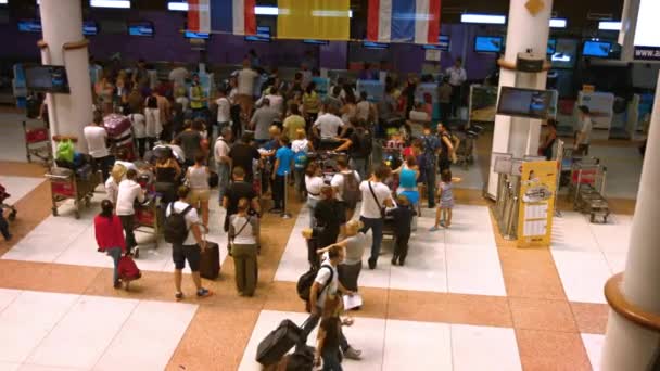 Vista panorámica de los pasajeros que esperan en fila en el mostrador de facturación de salida de Air Asia en el aeropuerto internacional de Phuket en Tailandia . — Vídeos de Stock