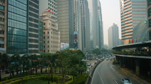 Med utsikt över skott av en upptagen. Downtown Commercial District i Hongkong Kina. med moderna byggnader och imponerande landskapsarkitektur. — Stockvideo