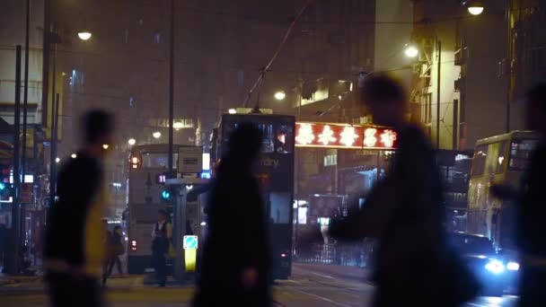 香港の夜の公共交通機関。バスを含む。電気ケーブルカーとタクシー. — ストック動画