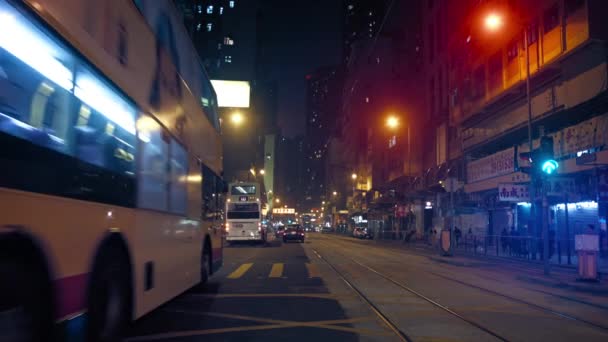 Tráfico nocturno típico en una calle urbana del centro de Hong Kong . — Vídeos de Stock