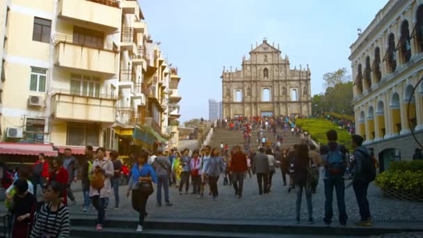 Ruïnes van de kathedraal van Sao Paulo trekken honderden toeristen als een belangrijke attractie in Macau. China. — Stockvideo